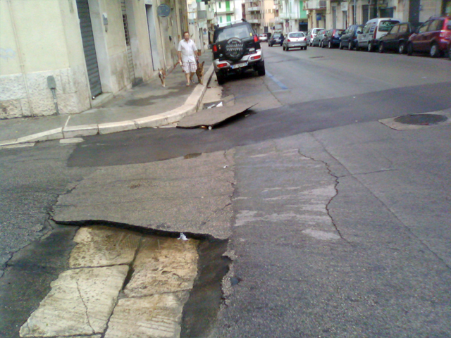 pezzo asfalto pioggia 4set2012 2
